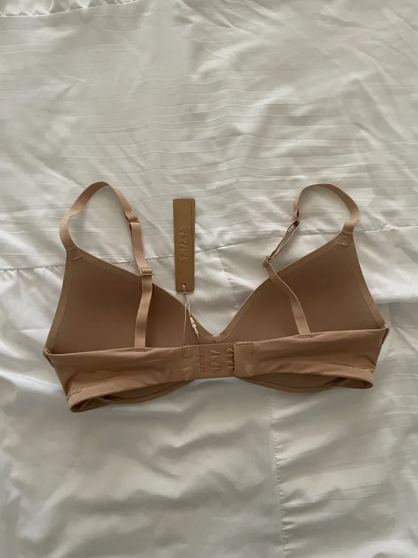 SKIMS wireless form push up plunge bra - Image 7