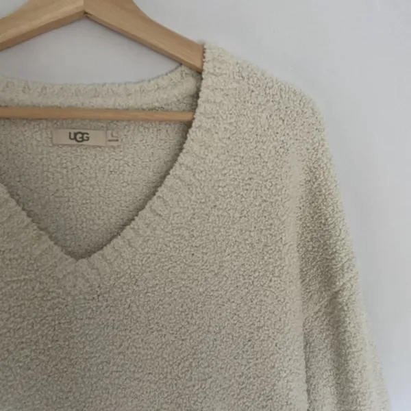 Ugg V-Neck Fleece Pullover Sweater M Cream Women Soft Knit - Image 2