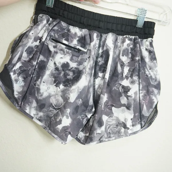 Lululemon Size 2 Hotty Hot Shorts 2.5 Gray Floral Watercolor Running Shorts - Image 4