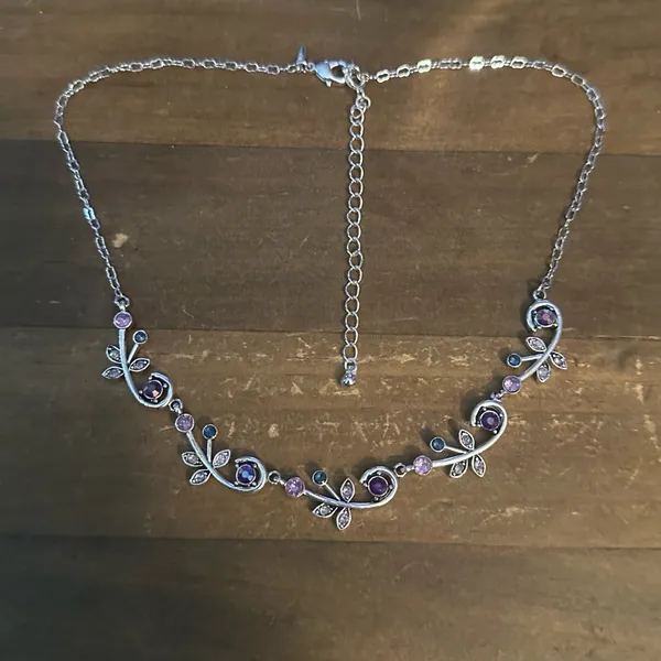 Avon Sparkly Vine silver tone gemstone necklace - Image 2