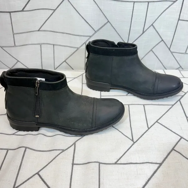 UGG Simmens Waterproof Leather Ankle Boots‎ 9 Black Side Zip Cap Toe 1103832 - Image 2