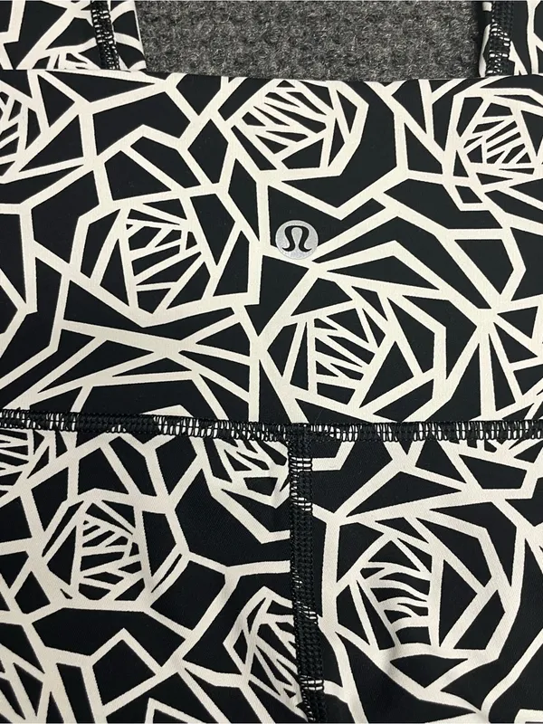 Lululemon black and white rose leggings size 8 - Image 6