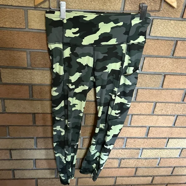 Lululemon Fast and Free High Rise Crop 23" Heritage 365 Camo Green Size 6 - Image 3