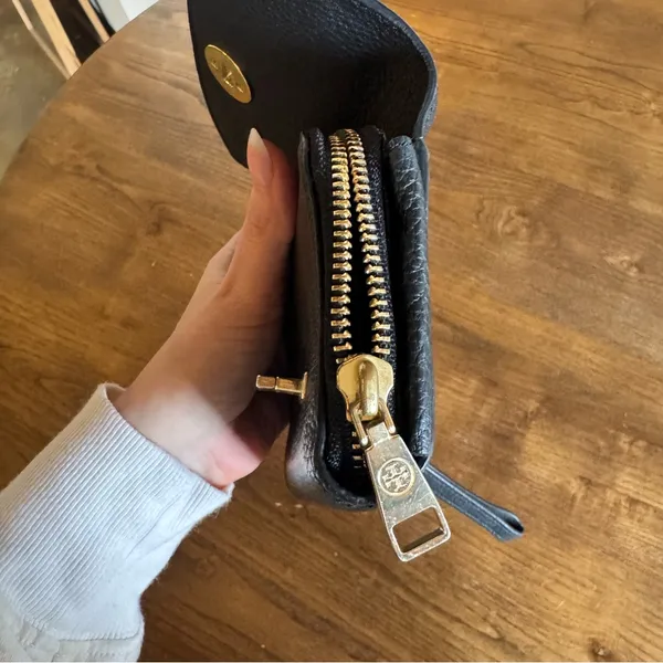 Tory Burch Black Leather Wallet with Gold Hardware Pebble - Image 5