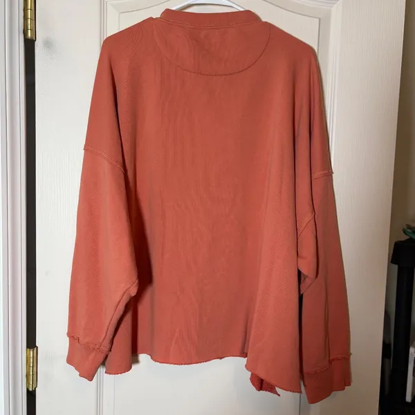 AERIE - WOMEN'S XXL- RUST/Orange LONG SLEEVE LACE-UP PULLOVER. - Image 3