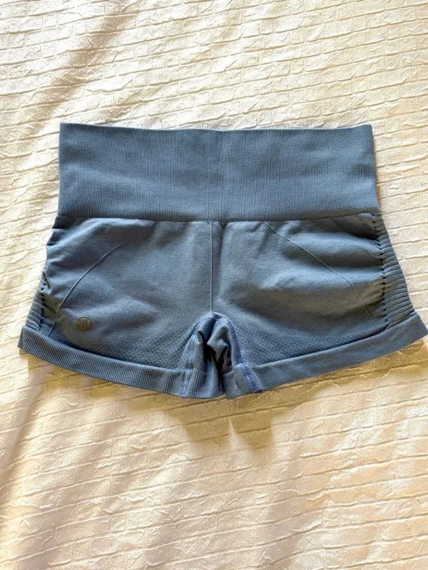 Like New Lululemon In The Flow 2" Shorts Lt Blue Seamless Yoga Pilates Gym 4 - Image 3