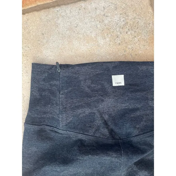 VUORI Camo leggings dark gray size xs - Image 3