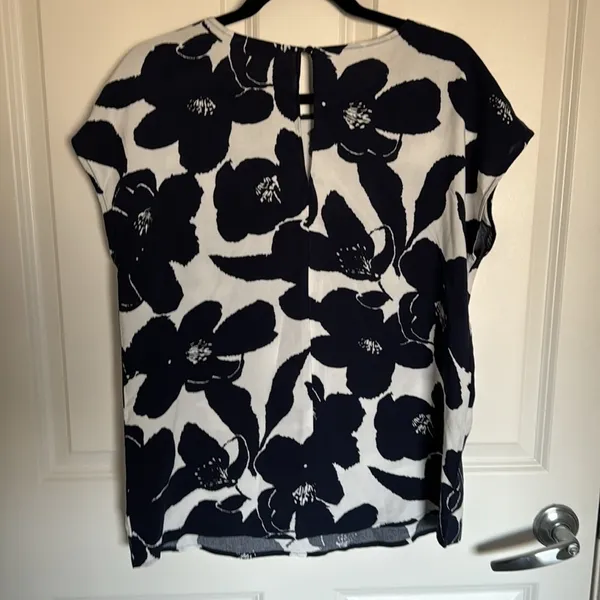 Navy blue and white floral, detailed blouse size medium - Image 3