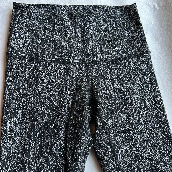 NWOT Lululemon Black & Gray Marbled Patterned Leggings size 6 - Image 3