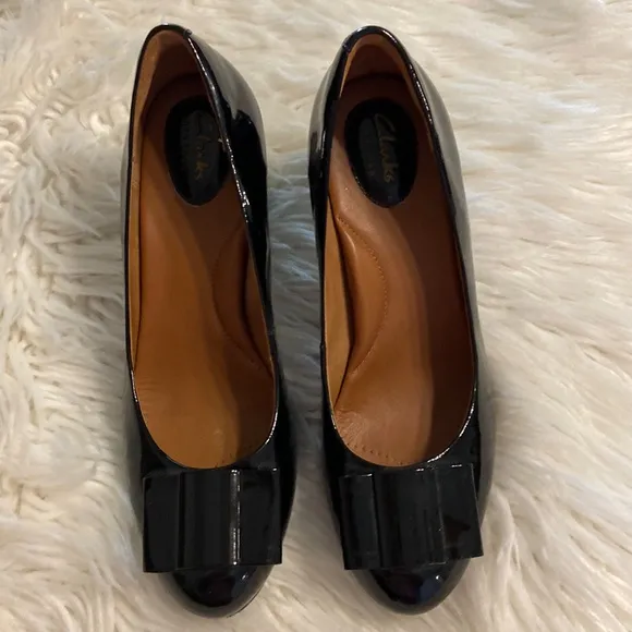 Clarks Artisan Shoes size 8.5 patend leather with bow color black - Image 2