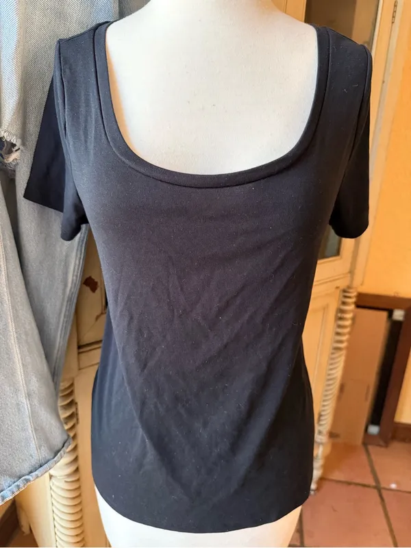 Old Navy T-shirt medium and large - Image 4