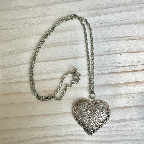 Filigree gold tone Heart Pendant Necklace - Image 8