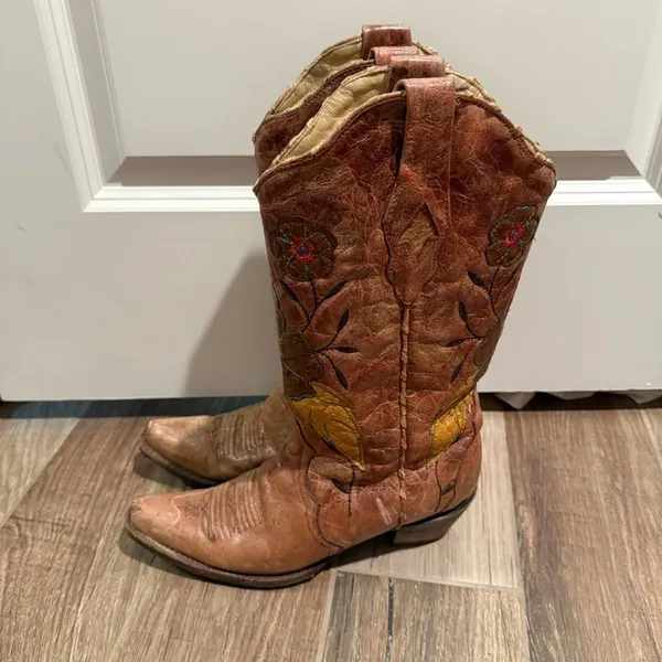 Corral Boots Women's Daisy Overlay Snip Toe Western Boot - Image 4
