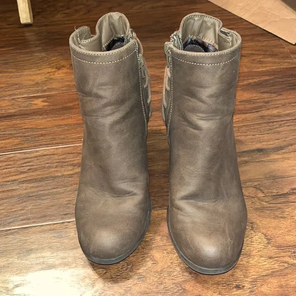 Women’s Madden Girl Deliite brown zip up ankle boots size 8 spring fall casual - Image 2