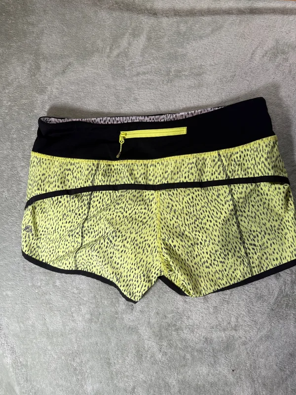Lululemon Shorts 2.5" Hotty Hot Lined Yellow/Spots Sz 6 - Image 4