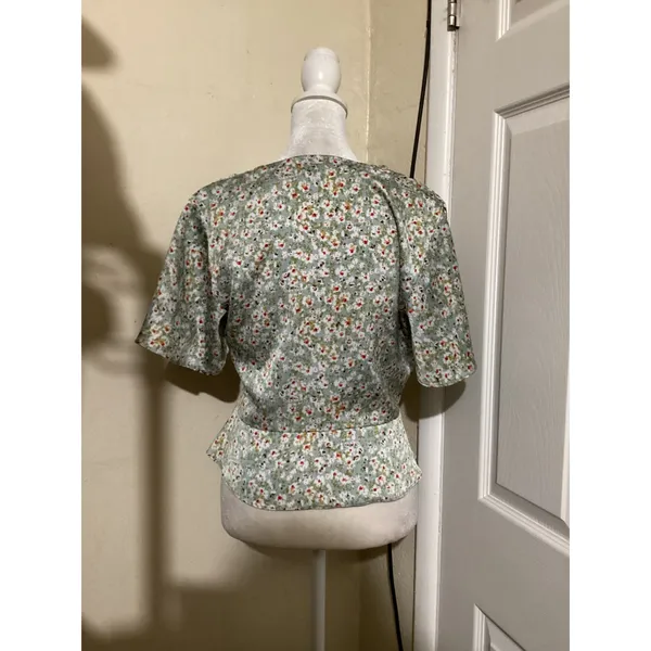 Lucy Paris Floral Ruched Front Peplum Top Sage Green V-Neck Flutter Sleeve Small - Image 3