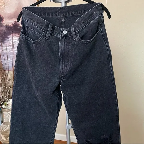 Levi's Distressed High Rise Straight leg Jean busted knee‎ distressed size 27 - Image 4