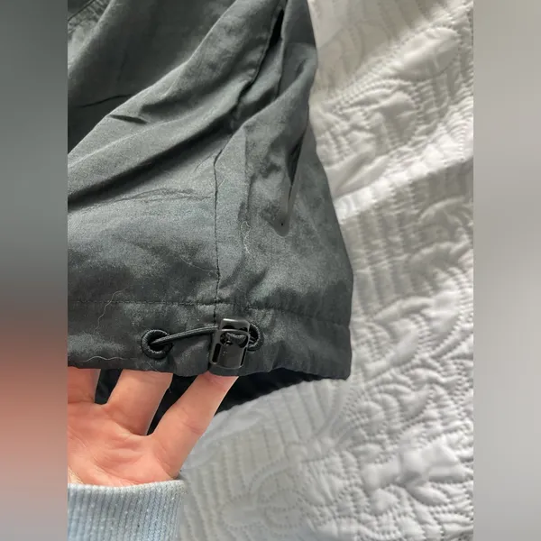 NIKE BLACK HOODED WINDBREAKER SIZE SMALL - Image 9