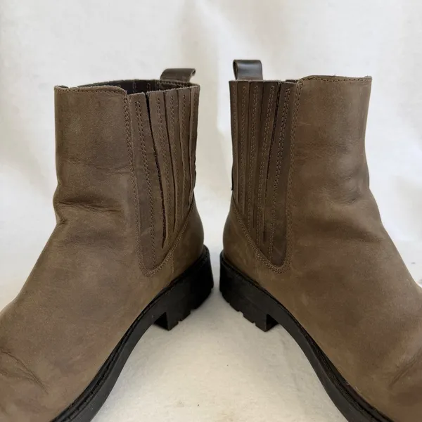 Clarks Womens 8.5 Chelsea Boots Brown Leather Block Heel Ankle Moto - Image 8