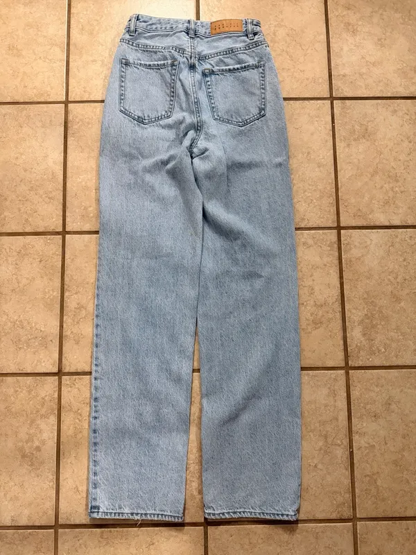 Light Wash High Rise Boyfriend Jeans - Image 5