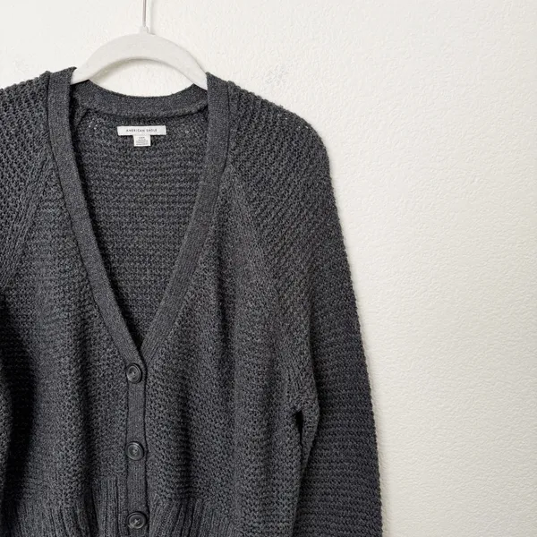 [American Eagle Outfitters] Gray Cropped V-Neck Knit Cardigan Sweater Sz Large L - Image 4