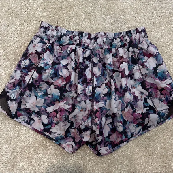 Floral Lululemon Shorts Hotty Hot - Image 3