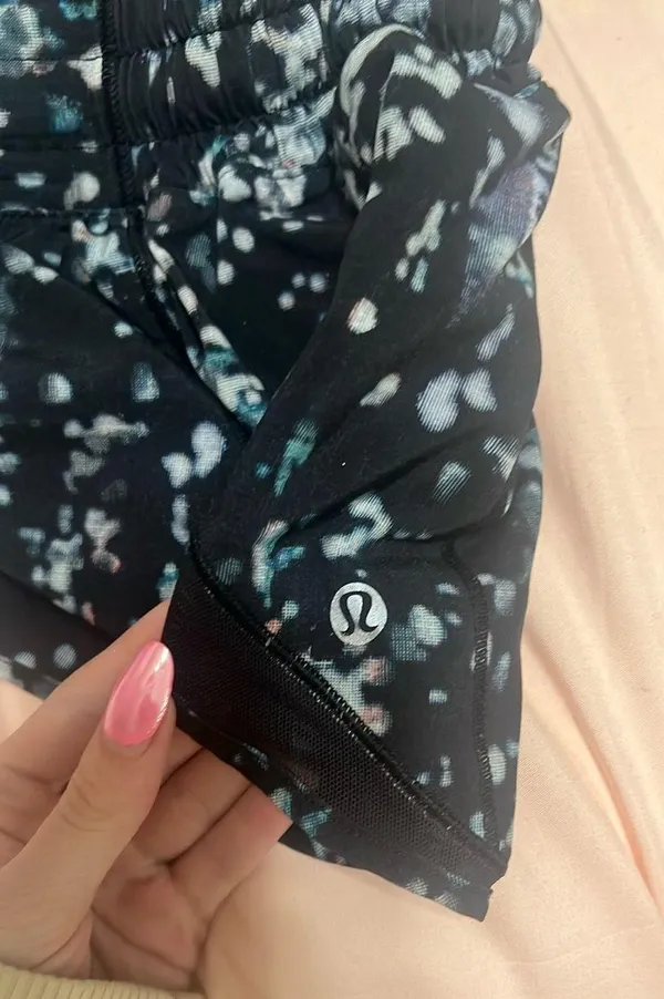 size 6 lululemon hotty hot low rise - Image 2