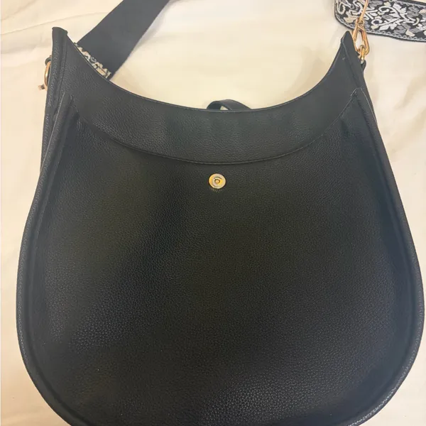Elegant Black Shoulder Bag for Women - Image 2