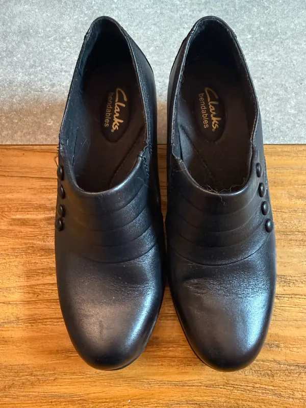 Clarks Bendables Ingalls Falls Black Leather Ruched Button Ankle Bootie Size 7.5 - Image 5