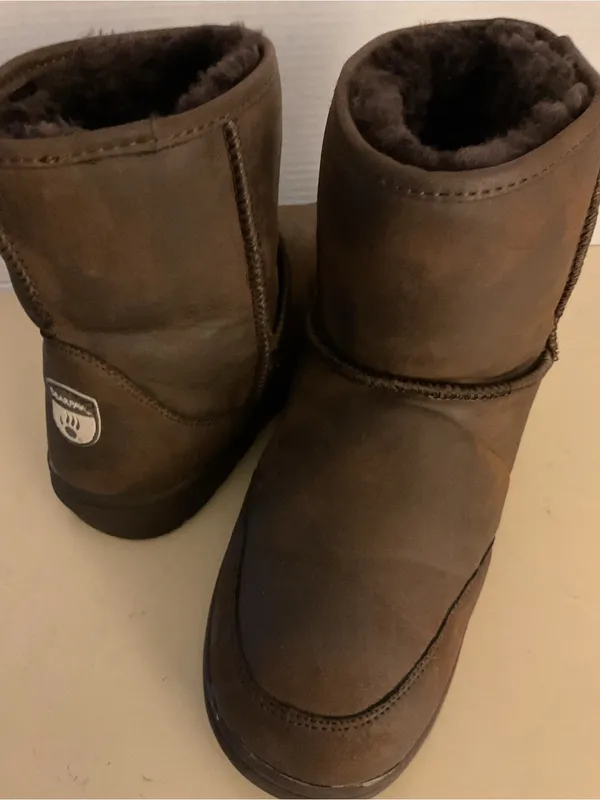 BearPaw Women brown leather short classic boots US 11 - Image 7