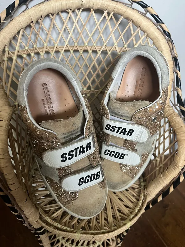 Girls size 1 old school golden goose tennis shoe - Image 3