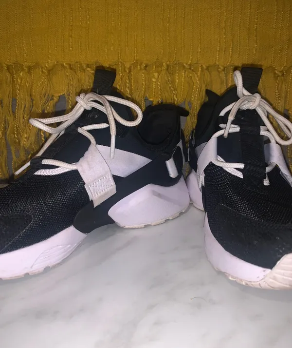 Nike Black And White Air Huaraches - Image 2