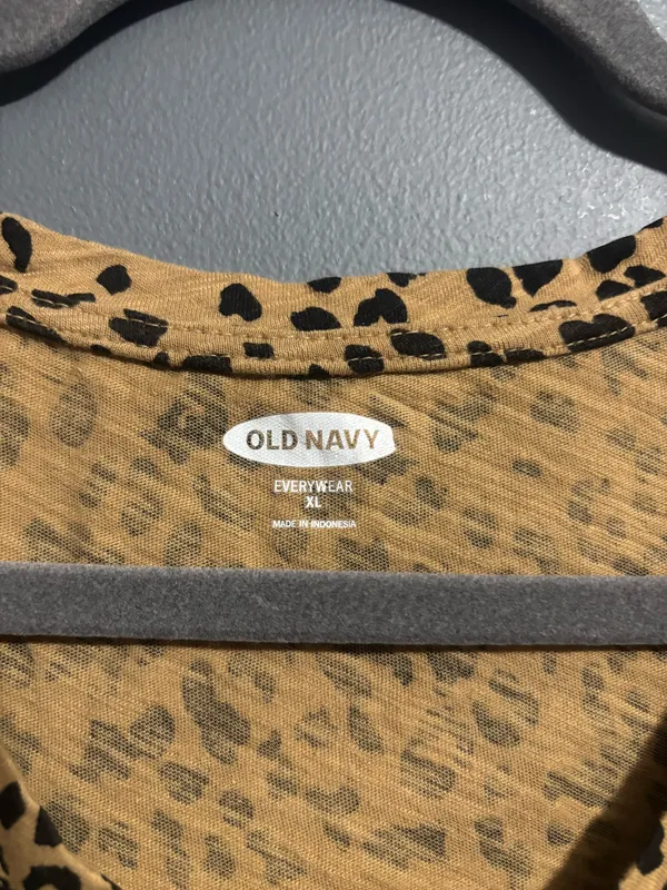 Old navy “everywhere” animal print brown v-neck tee size XL - Image 2