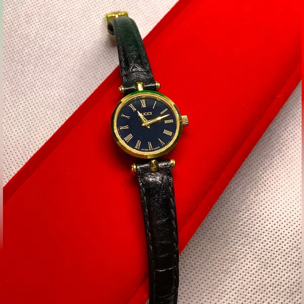 Super CUTE ladies GUCCI SHELLY LINE watch🌹🌹🌹 - Image 10