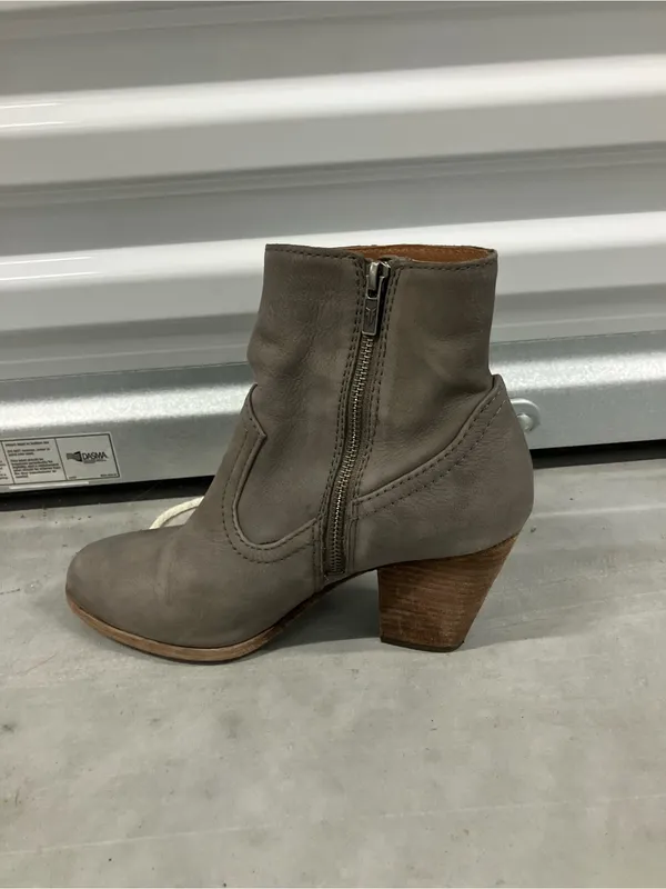 Frye Essa Bootie Size 9.5 Nubuck leather - Image 4