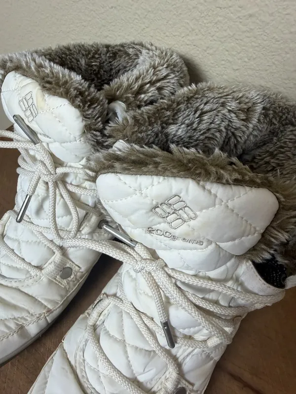 Columbia Women's Heavenly Shorty Omni-Heat Winter Boots in a white/sea salt - Image 2