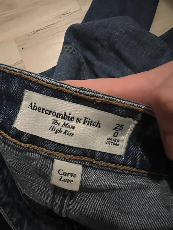 Abercrombie & Fitch High Rise Mom Jeans - Image 3