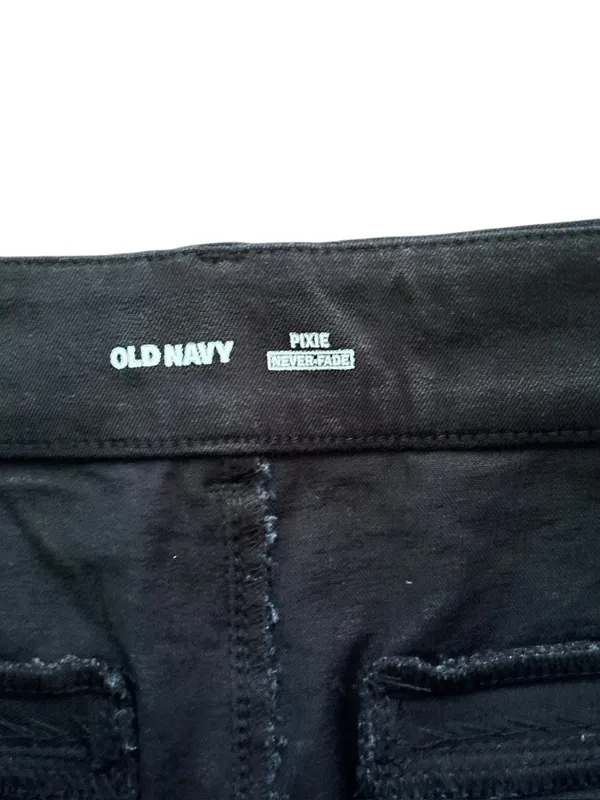 Old Navy Women's Black Pixie Never Fade Pants - Image 3