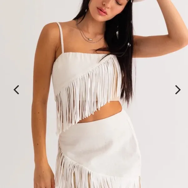 Le Lis Collection | Woman's Two Tone White Tan Ribbed Fringe Crop‎ Top, Size L - Image 2