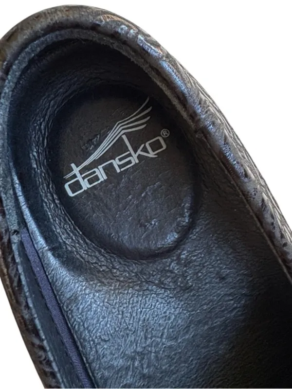 EUC Dansko Leather Embossed clogs Black Size 8 - Image 3