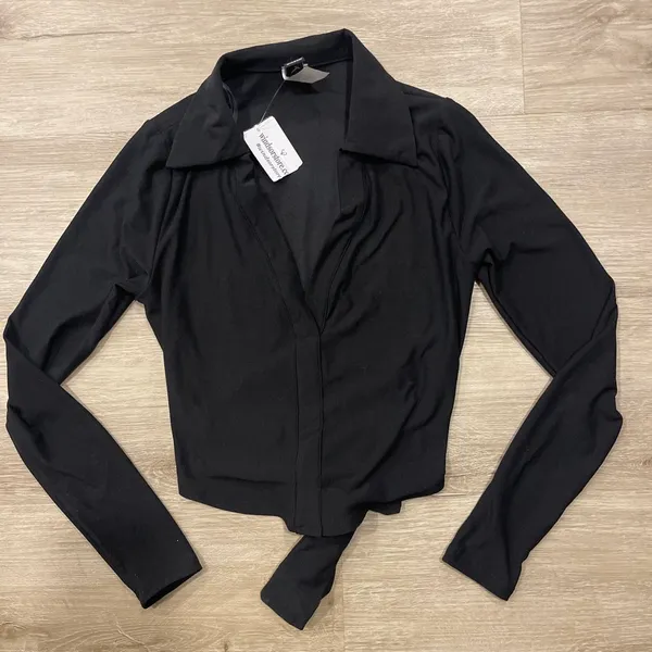 Windsor Top Long Sleeve Black Crop v-neck Size small - Image 3