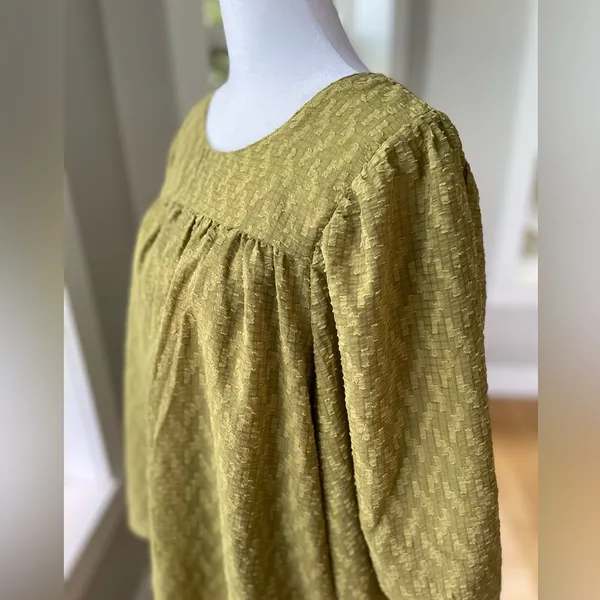 Ophelia Roe Olive Green Textured Flowy Blouse Top Size Medium NWT - Image 12