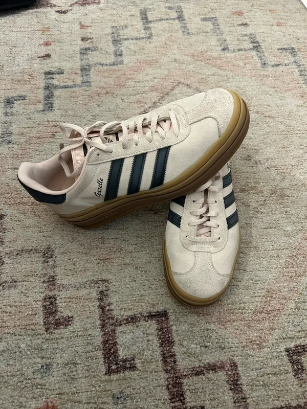 Light pink and navy Adidas gazelles  - Image 4