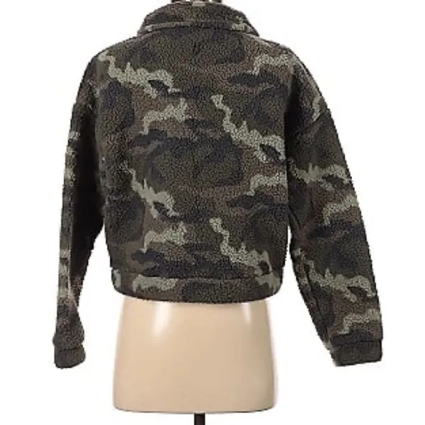 ✨ American Eagle Women’s Camo Fleece Sherpa Teddy Cropped Jacket✨ - Image 3