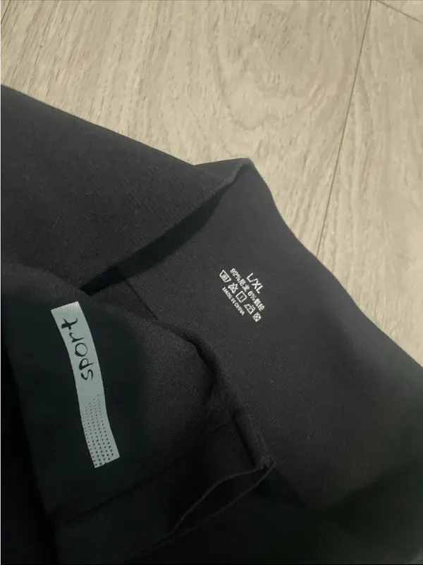 Black Athletic Leggings with Reflective Hem Tab - Image 2