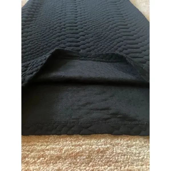 “My Tribe”black textured pencil skirt size M stretch snakeskin pattern - Image 5