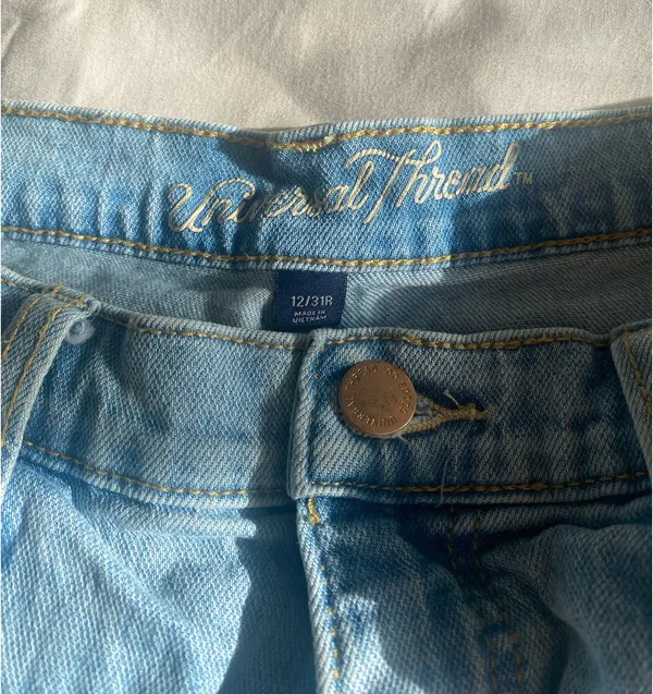 Loose Light Wash High-Rise Jeans - Image 4