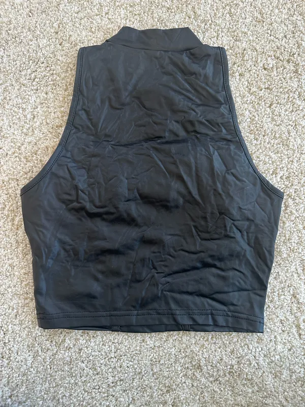Faux leather sleeveless crop top Black - Image 3