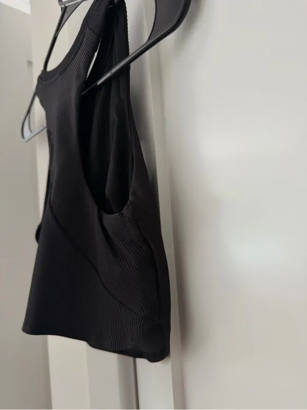 Lululemon Women’s Black Ribbed Cropped Tank Top - Image 4