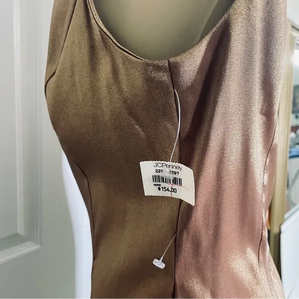 Cachet Structured Metallic
Dress Size 8 - Image 5
